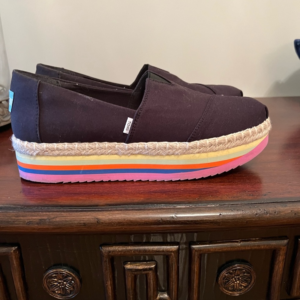 Tom's size 9.5 wide black shoes
